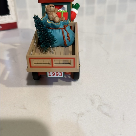 1993 Happy Haul-idays Hallmark Ornament Series Here Comes Santa #15 - Picture 4 of 8